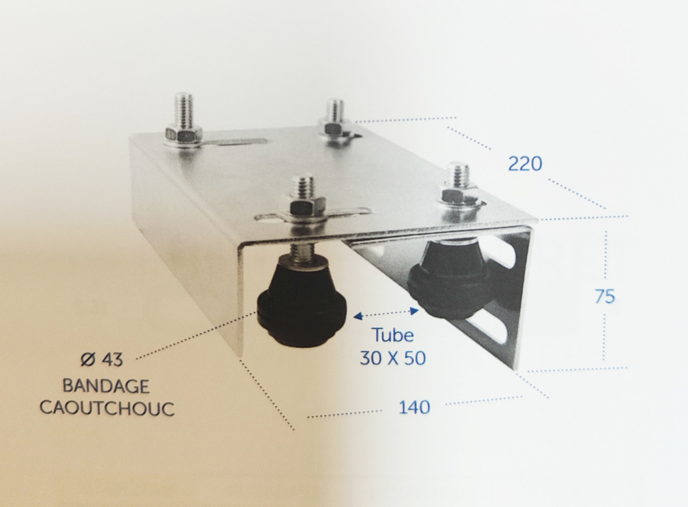 Plaque de guidage livrée avec quatre olives de guidage Ø43mm. Hauteur 75mm largeur ouvrable de 140 à 197mm longueur 220mm avec réglage de 45mm à 75mm pour tube de 30 à 50. À visser. Olive de guidage en Nylon avec axe en acier zingué Ø30mm. Permet le guidage d'un portail coulissant. Fabriquée avec un rouleau en nylon de haute qualité, elle offre une résistance exceptionnelle à l'usure et une réduction significative des frottements, assurant ainsi une durabilité accrue et une fluidité de mouvement inégalée.