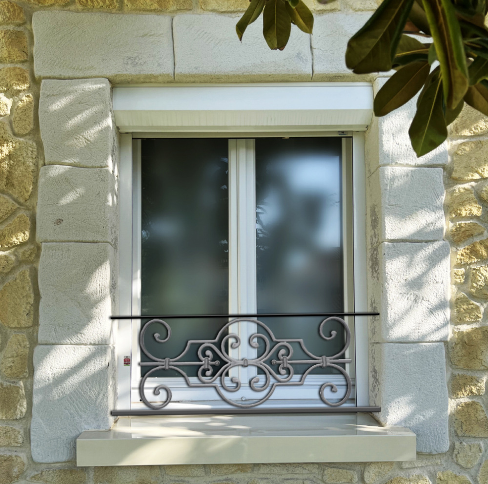 Appui de fenêtre type AF004 à visser dans votre tableau de fenêtre. Longueur finie de 1030mm et Hauteur finie de 314mm. Convient pour les tableaux de fenêtre de 1030mm. Main courante laminée de 1030mm de long en fer forgé sur le dessus. Motif au centre de 670mm de long par 290mm de haut. Le reste de la structure est en tube acier carré de 16mm de section.