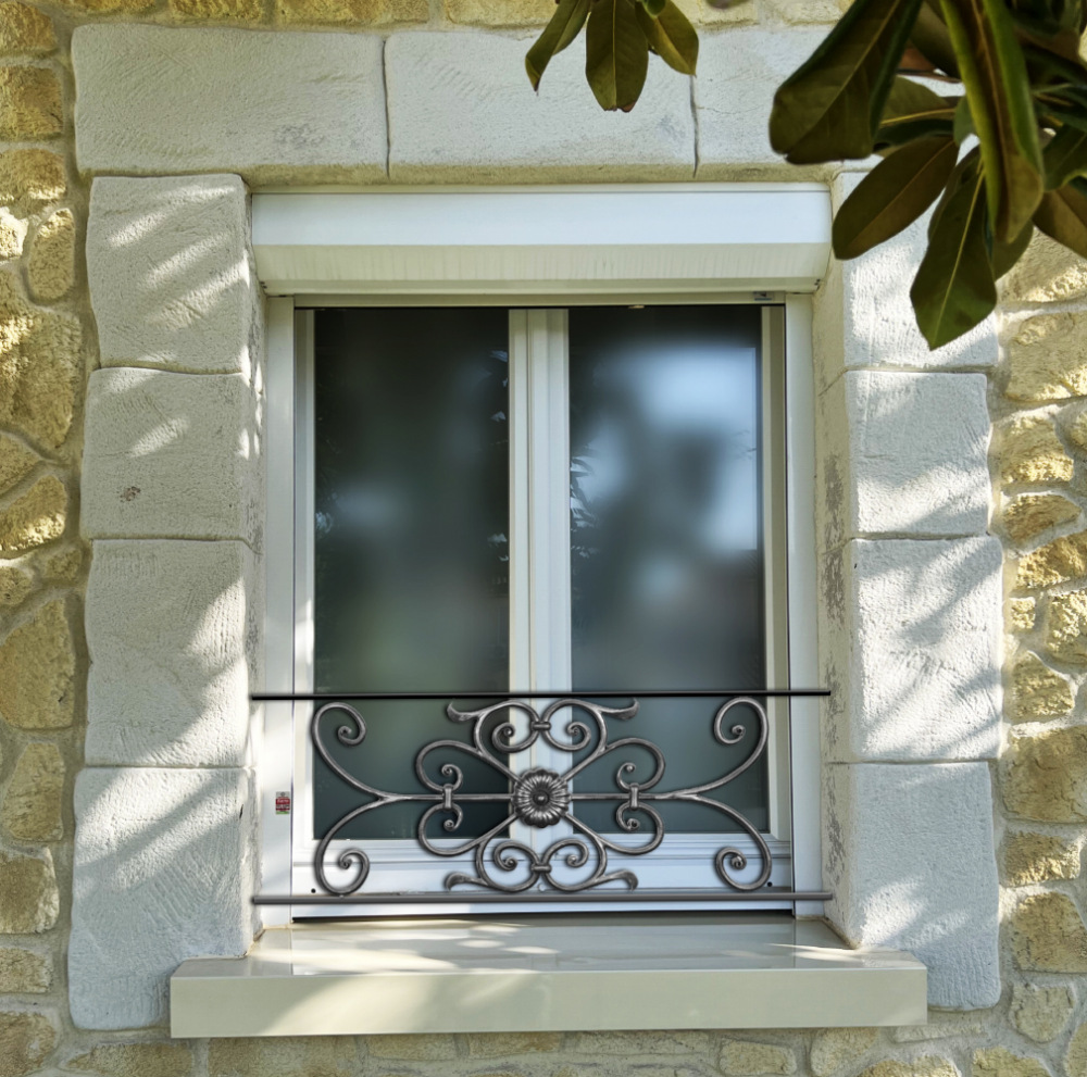 Appui de fenêtre type AF009 à visser dans votre tableau de fenêtre. Longueur finie de 1050mm et Hauteur finie de 320mm. Convient pour les tableaux de fenêtre de 1050mm. Main courante laminée de 1050mm de long en fer forgé sur le dessus. Motif au centre de 700mm de long par 300mm de haut. Le reste de la structure est en acier carré plein de 12mm de section.