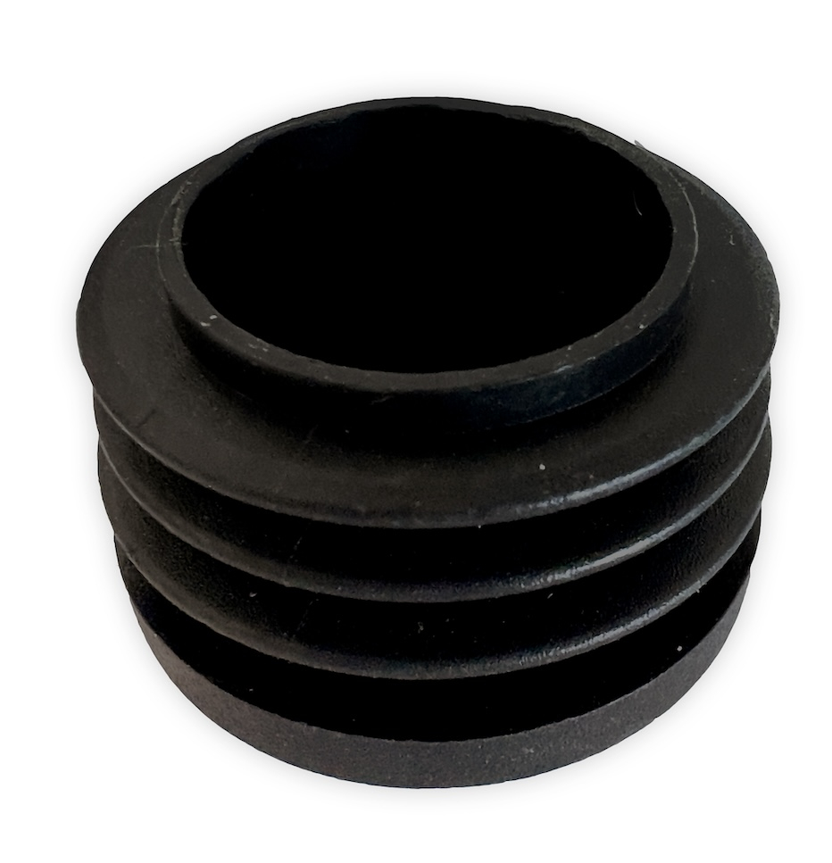 Bouchon en nylon pour boucher esthétiquement les tubes rond en diamètre de 20mm. Compatible avec les tubes ronds de 20mm de diamètre et d'une épaisseur de 1,5mm. Couleur noir. Insérer en frappant légèrement avec un maillet/marteau.