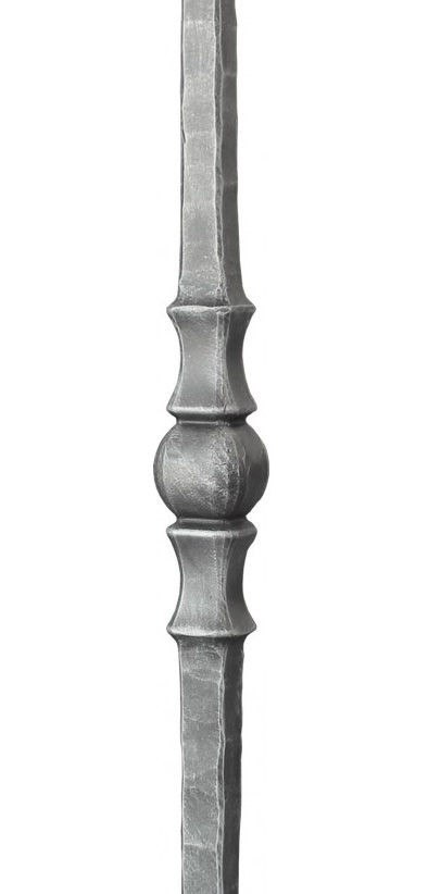 Poteau collection prestige carré 25 mm martelé hauteur 1200 mm . Véritable travail de maître : ces poteaux sont forgés d’une seule pièce au marteau pilon (pas de soudure). De ce fait apparaissent de légères variations dimensionnelles entre les pièces. Finition brute