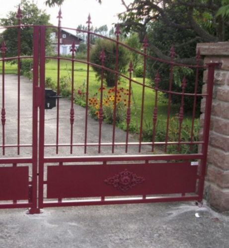 Garniture de barreaux en fonte. Compatible avec des barreaux de diamètre 16mm. Hauteur 130mm largeur 38mm. Cette bague sertie de sphères ornera vos barreaux de grilles de défense, portails, escaliers par exemple. Fixation par vis car taraudage M5 (vis fournie). Fourni brut, à peindre ou à vernir avec un produit adapté pour la protection contre la corrosion. Galvanisable.