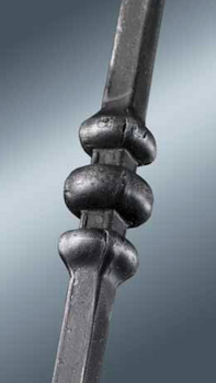 Barreau à souder en fer forgé à chaud. Section carré de 12mm et 1000mm de hauteur. En acier lisse. Composé de deux motifs. Différentes hauteurs au choix.