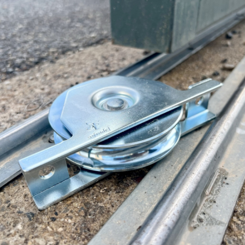 Roue à gorge en V de diamètre Ø140. A encastrer dans un tube 120 x 40 x3mm. Charge maximum supportée de 300KG. Ce produit est équipé d'un double roulement.