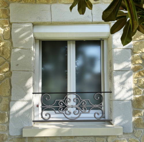 Appui de fenêtre type AF004 à visser dans votre tableau de fenêtre. Longueur finie de 1060mm et Hauteur finie de 314mm. Convient pour les tableaux de fenêtre de 1060mm. Main courante laminée de 1060mm de long en fer forgé sur le dessus. Motif au centre de 670mm de long par 290mm de haut. Le reste de la structure est en tube acier carré de 16mm de section.