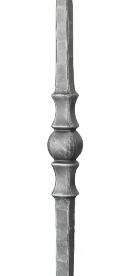 Poteau collection prestige carré 25 mm martelé hauteur 1200 mm . Véritable travail de maître : ces poteaux sont forgés d’une seule pièce au marteau pilon (pas de soudure). De ce fait apparaissent de légères variations dimensionnelles entre les pièces. Finition brute