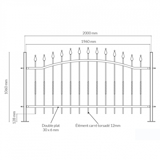 Grille de clôture en acier avec finition galvanisé . Elément de L1960 x H1050 environ composé de 13 barreaux torsadés et pointe de lance forgée. Les barreaux sont en carré plein de 12x12mm torsadés. Les extrémités des pointes de mances sont équipées d'une boule afin d'assurer une protection . La grille, fixée à 128mm du sol a une hauteur variable entre 930 et 1050mm.  La fixation de la clôture sur les poteaux se fait au moyen de boulons en acier galvanisés livrés avec les poteaux.  Cette clôture doit être associée aux poteaux (hors fourniture):  A fixer sur muret :  Poteau de départ - Poteau intermédiaire - Poteau d'angle 90°.  ou à sceller dans le sol :  Poteau de départ - Poteau intermédiaire - Poteau d'angle 90° .